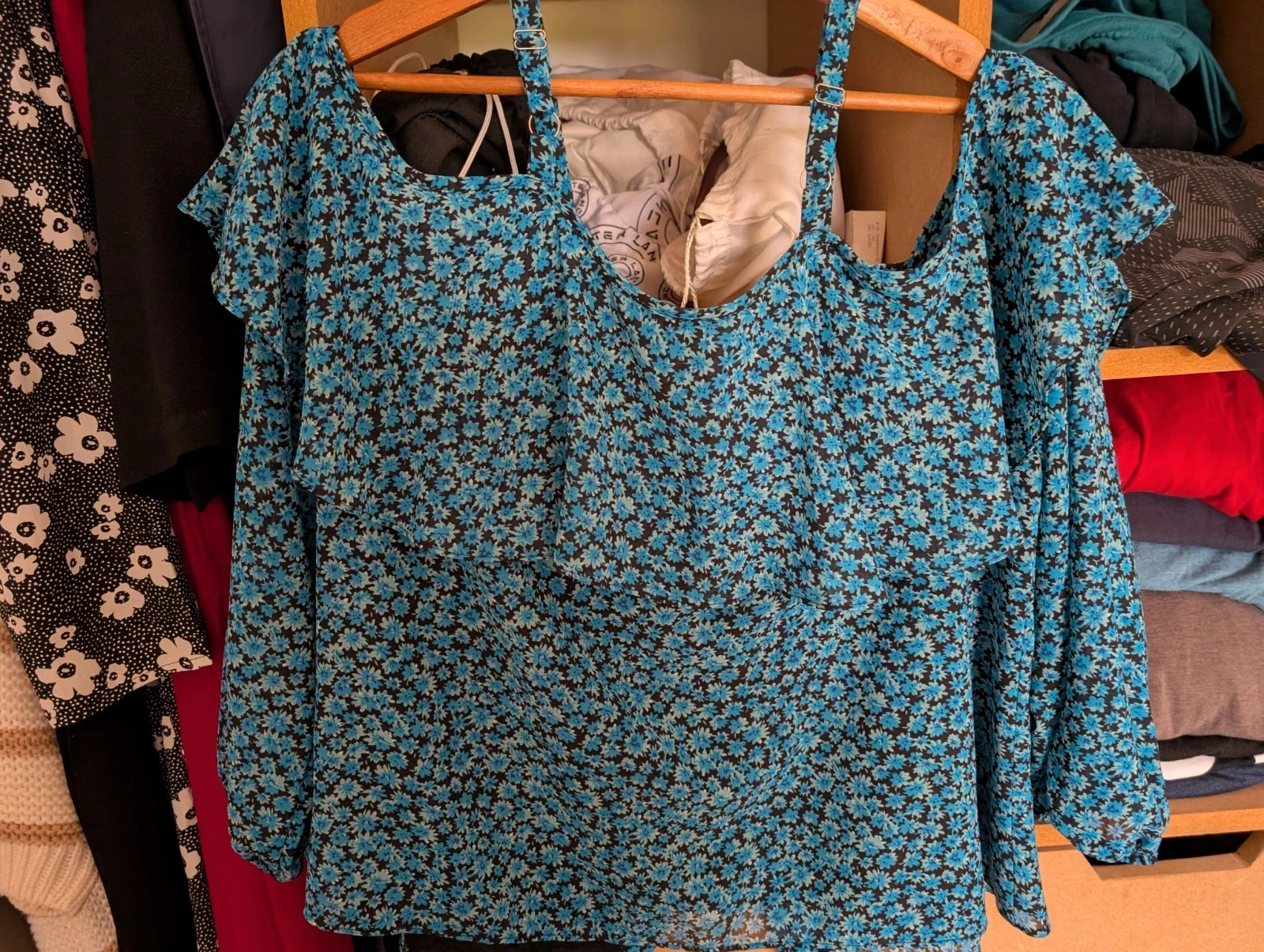 Flowy blouse with off-the-shoulder – photo 3